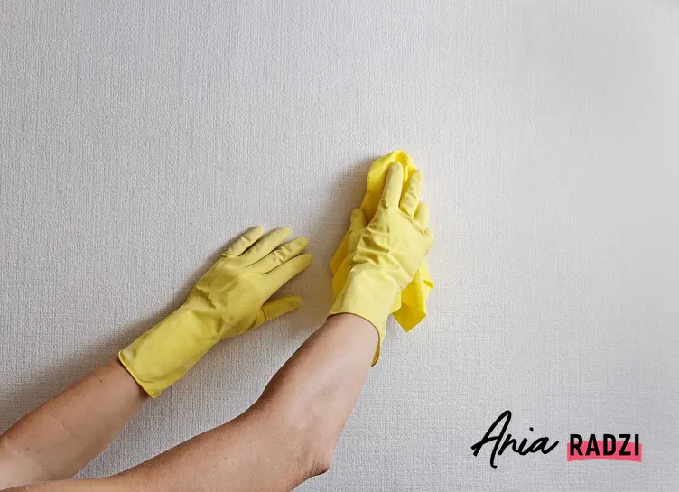 Mydło malarskie to świetny sposób na usunięcie zabrudzeń ze ścian, także grzybów, pleśni czy bakterii. Używa się go przed rozpoczęciem malowania.