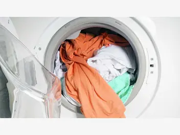 Ilustracja artykułu pralka brudzi ubrania i zostawia na nich plamy - co robić?