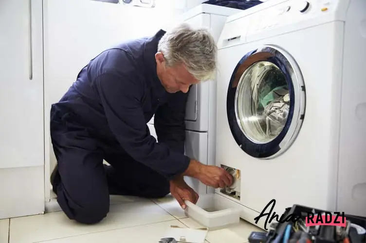 Czyszczenie filtra w pralce można zrobić samodzielnie, jednakże można także wezwać specjalistę.