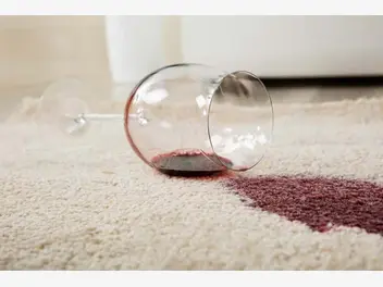 Ilustracja artykułu plamy z czerwonego wina - najlepsze sposoby na usuwanie plam