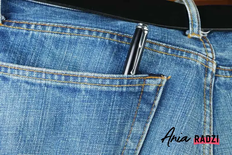 Długopis w tylnej kieszeni spodni może spowodować wyraźne, widoczne plamy z długopisu, które można usunąć domowymi sposobami.