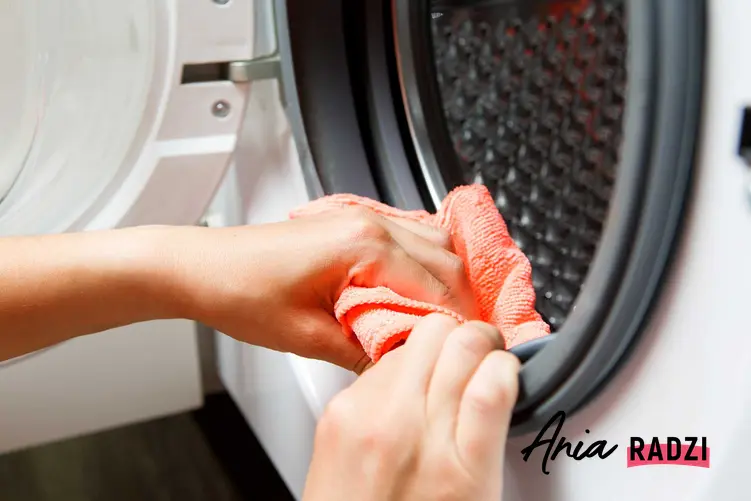 Jak wyczyścić pralkę, by nie wydzielała zapachu? Warto użyć sody oczyszczonej, która ma działanie bakteriobójcze i odkażające.