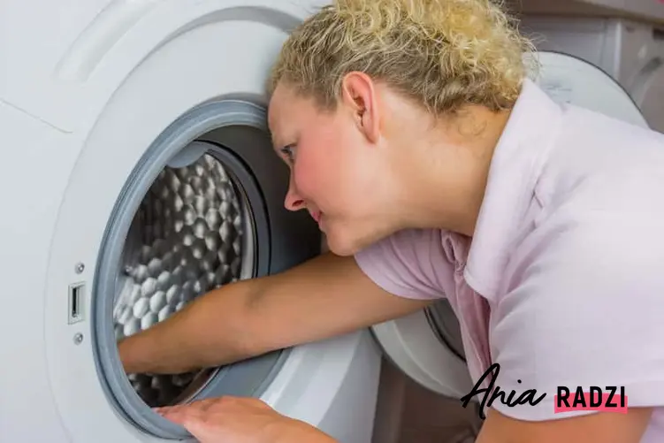 Jak wyczyścić pralkę domowymi sposobami, by była naprawdę czysta? Należy zastosować odpowiedni detergent i środki czyszczące kamień