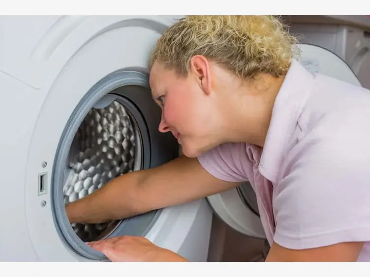 Ilustracja artykułu jak wyczyścić pralkę - sprawdzone domowe sposoby na mycie pralki