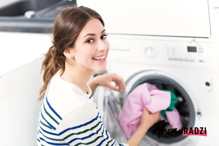 Czyszczenie pralki domestosem nie zawsze jest świetnym pomysłem, ale jest to dobry sposób na odświeżenie pralki i usunięcie zabrudzeń.