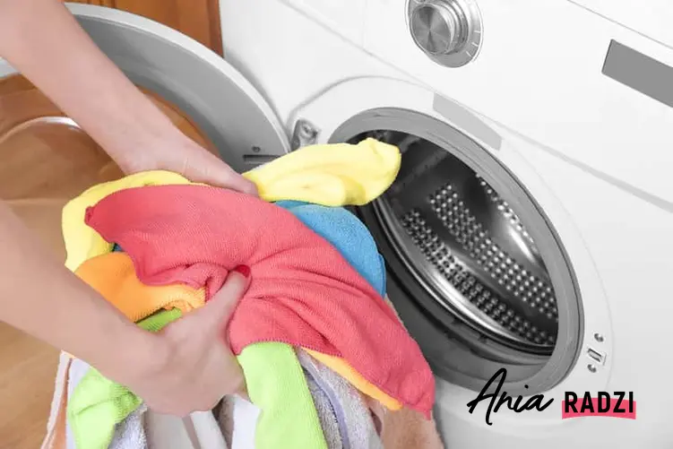 Nieprzyjemny zapach z pralki i smród pleśni to dość częste problemy. Można sobie z nimi szybko poradzić stosując domowe sposoby.