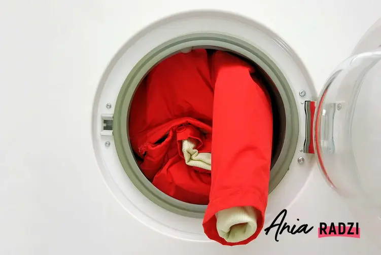 Pranie kurtki puchowej w pralce jest możliwe, jednakże może to być nieco niebezpieczne dla materiału i wypełnienia. Kurtka puchowa z pierza czasami wymaga odświeżenia
