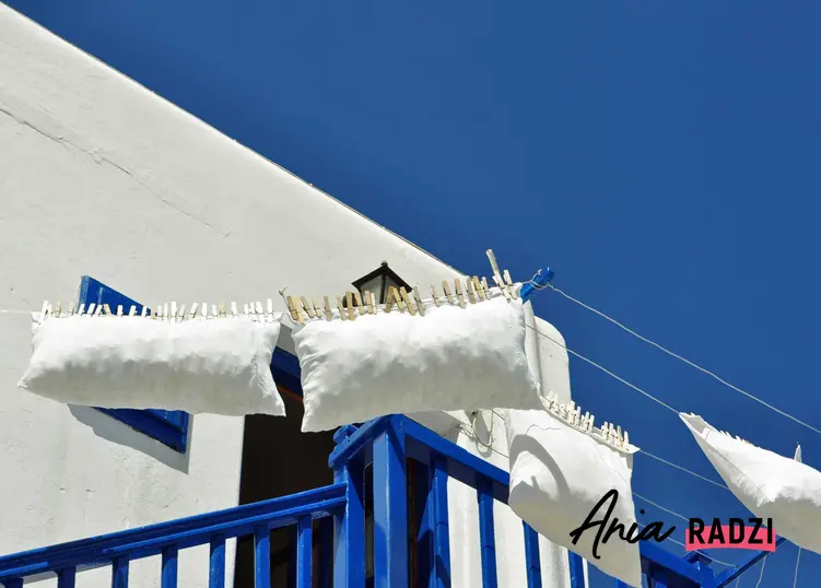 Po wypraniu poduszek należy je rozłożyć w przewiwenym miejscu, na przykład na balkonie, żeby dobrze wyschły pod wpływem powiewów wiatru.