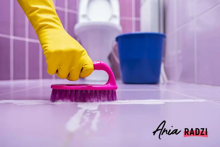 Sposoby na czyszczenie fug z wykorzystaniem domowych środków są najbardziej skuteczne i sprawiają, że łatwo można pozbyć się pleśni.