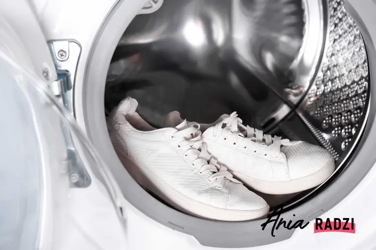 Pranie butów w pralce wymaga zastosowania odpowiednich workach. Zabrudzenia najlepiej schodzą z materiałowych powierzchni.