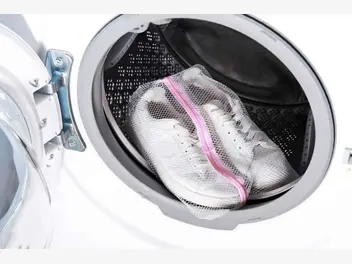 Ilustracja artykułu pranie butów w pralce krok po kroku - jak to zrobić?