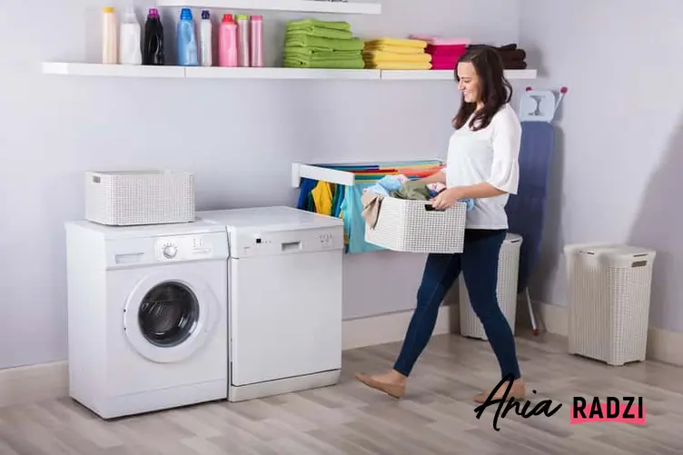 Kobieta wstawiająca pranie do suszarki elektrycznej do ubrań, a także suszarki elektryczne, wady, zalety, zastosowanie, rodzaje, jakość