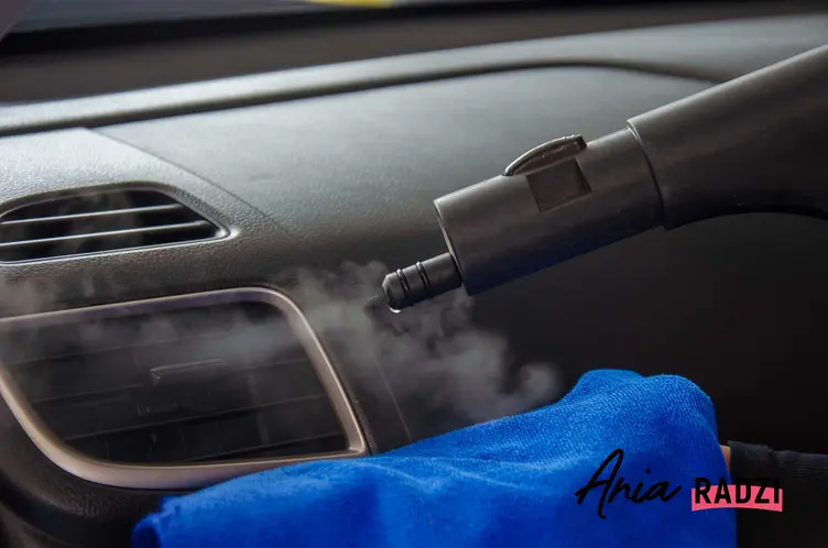 Czyszczenie klimatyzacji w samochodze za pomocą pary wodnej jest konieczne, by usunąć wszystkie zarazki, bakterie i zabrudzenia. To pomaga utrzymać ją w czystości.