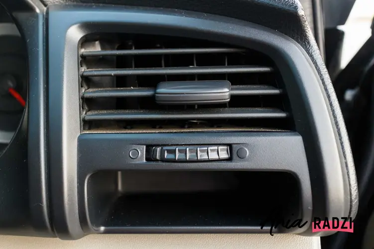 Czyszczenie parownika i klimatyzacji w samochodzie jest konieczne, ponieważ często zbierają się w niej zabrudzenia, bakteriei grzyby.