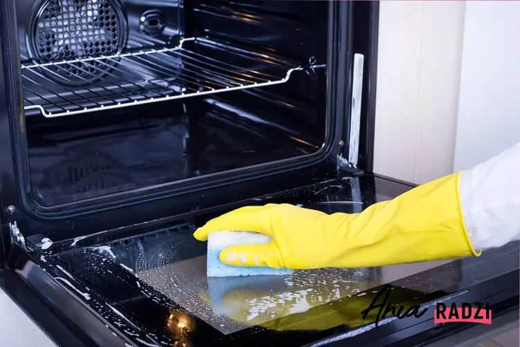 Najlepsze sposoby na czyszczenie piekarnika wykorzystują sodę i ocet - to domowe sposoby o dużej skuteczności