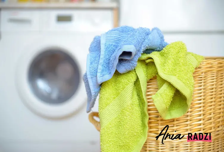 Jest kilka sposobów na to, jak prać ręczniki, by były miękkie i chłonne. Nie powinny mieć zbyt wysokiej temperatury i należy do nich dodać płyn do płukania