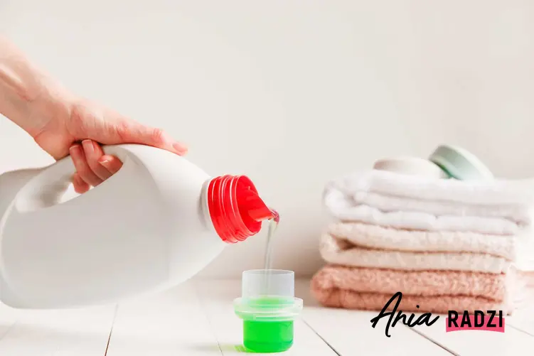 Pranie ręczników z mikrofibry może potrzebować zastosowania niższej temperatury i płynu do prania lub proszku i płynu do płukania.