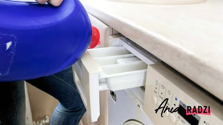 Wlewanie płynu do prania lub płukania można zrobić bezpośrednio do bębna pralki lub do specjalnego pojemnika