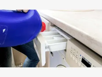 Ilustracja artykułu gdzie wlać płyn do prania i płukania w pralkach różnych producentów?