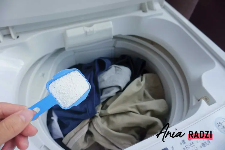 Ile wsypać proszku do pralki? Porcja jest zależna od poziomu załadowania pralki, a także wskazówek podanych na opakowaniu.
