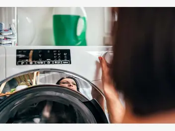 Ilustracja artykułu pranie syntetyczne - kiedy używać tego programu w pralce? porady