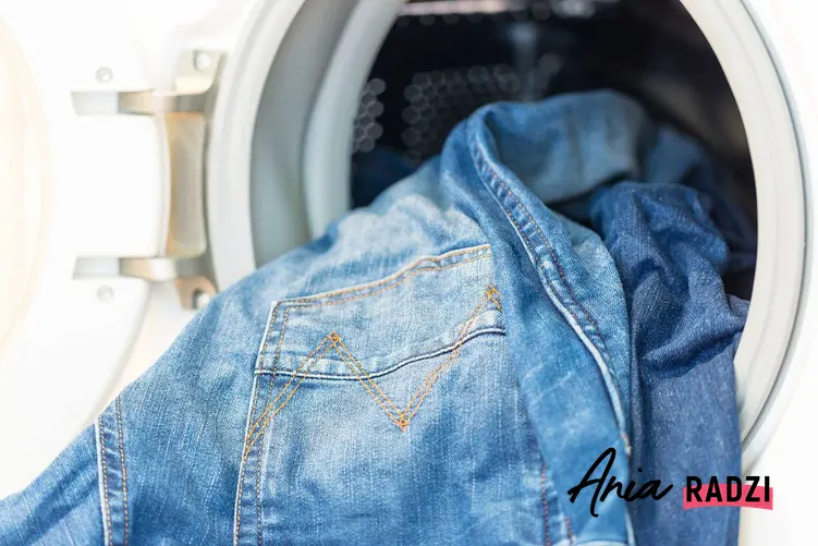 Jak zmniejszyć spodnie? Jeansy należy wyprać w pralce w temperautrze 90 stopni Celsjusza, wtedy się zmniejszą.