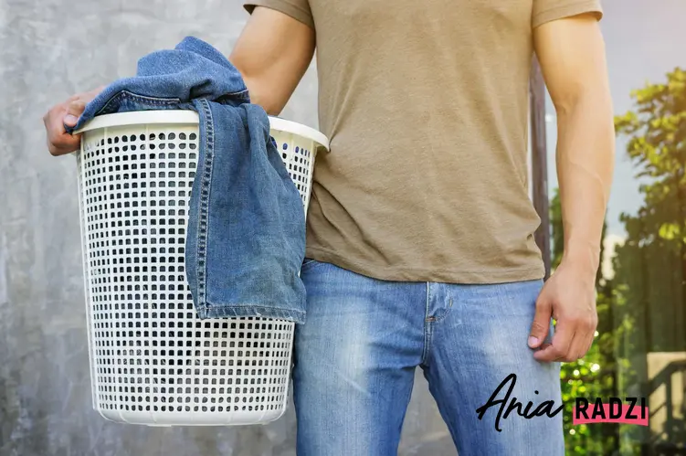 Pranie jeansów w pralce powinno być wykonywane na lewą stronę. Jeansy można prać w standardowych ustawianiach temperatury.