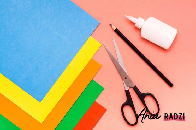Kolorowy papier i nożyczki oraz stożek z papieru i porady jak zrobić stożek