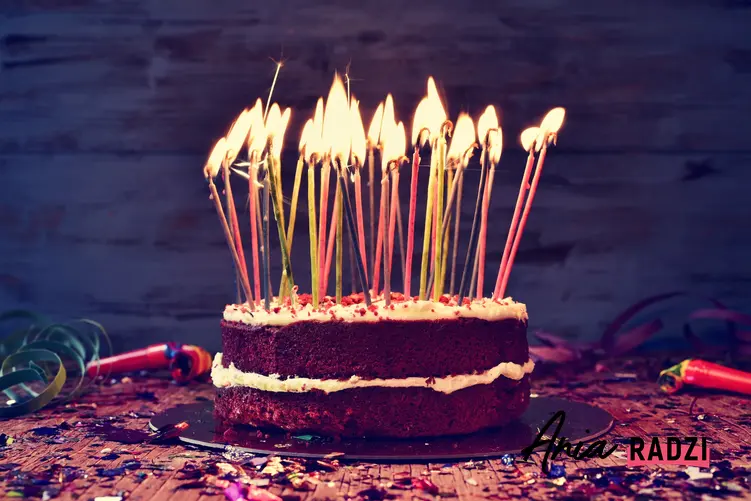 Ciemny tort ze świeczkami, a także przepisy jak zrobić tort urodzinowy