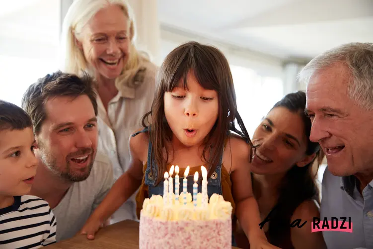 Rodzina podczas urodzin dziewczynki, a także proste torty urodzinowe i przepisy