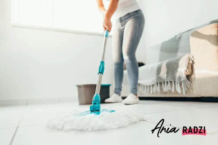 Mycie podłogi mopem oraz polecany blog o sprzątaniu i organizacja sprzątania