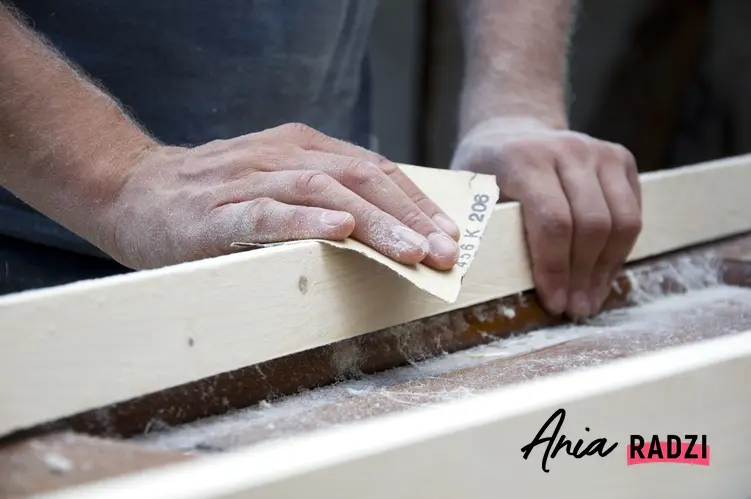 Szlifowanie drewna papierem ściernym krok po kroku oraz inne sposoby na szlifowanie drewna