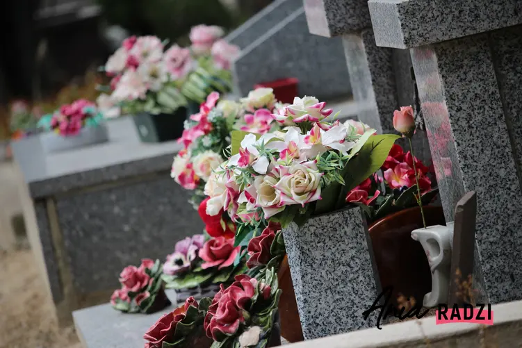 Kwiaty na grobie na cmentarzu, a także porady, jak zrobić wiązanki na pomnik