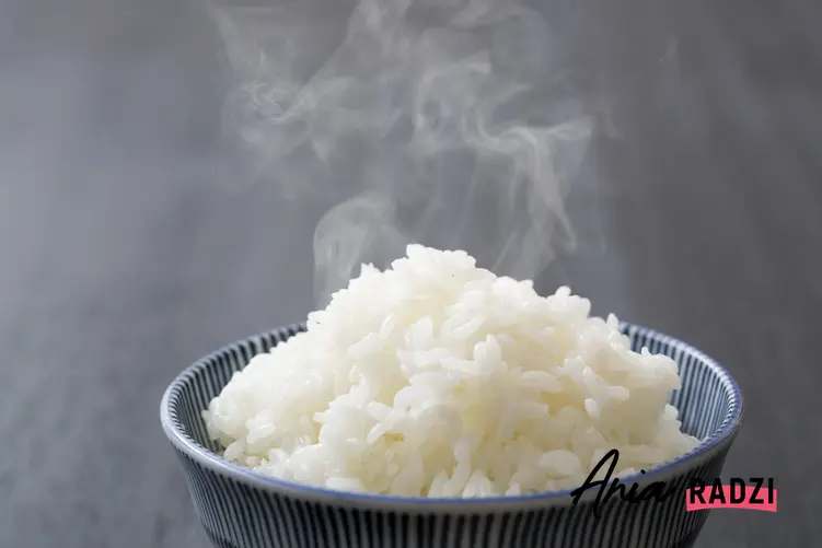 Ugotowany ryż parujący na misce, czyli jak ugotować ryż i perfekcyjne gotowanie ryżu