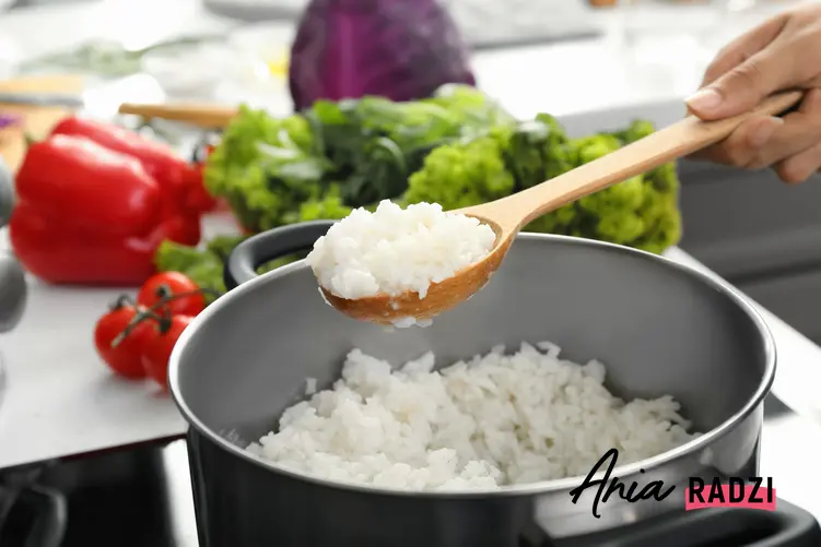 Ryż w garnku podczas gotowania, czyli przepisy i porady, jak ugotować ryż