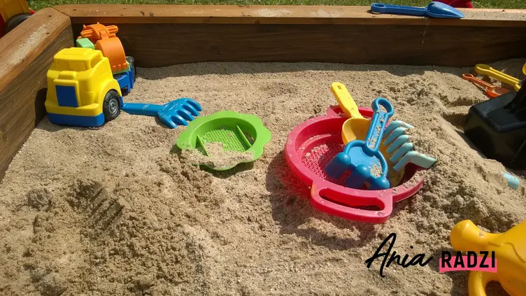 Piaskownica dla dzieci z zabawkami oraz jak zrobić piaskownicę