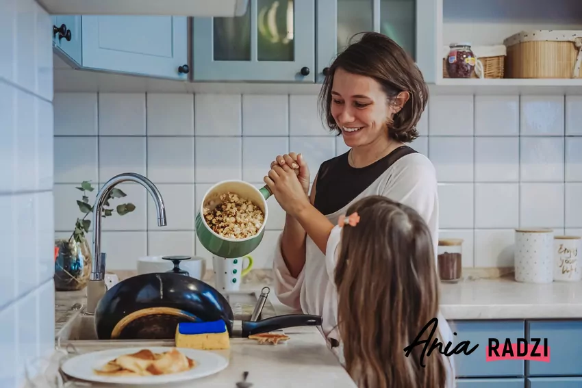 Robienie popcornu z dzieckiem