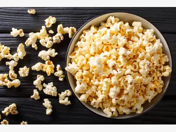 Ilustracja artykułu jak zrobić popcorn krok po korku? oto 3 najlepsze, domowe sposoby