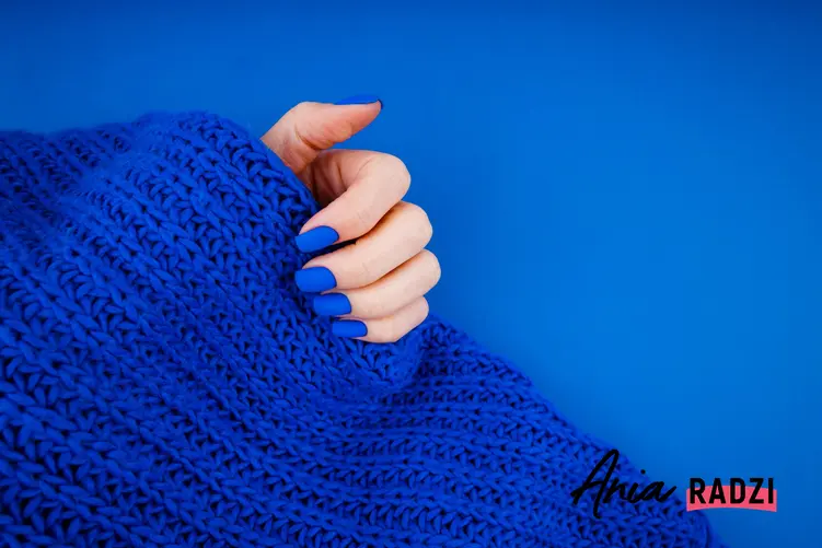 Niebieski matowy lakier do paznokci na niebieskim tle oraz jak zrobić matowe paznokcie