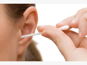 Ilustracja artykułu jak czyścić uszy z woskowiny krok po kroku? 3 najskuteczniejsze metody