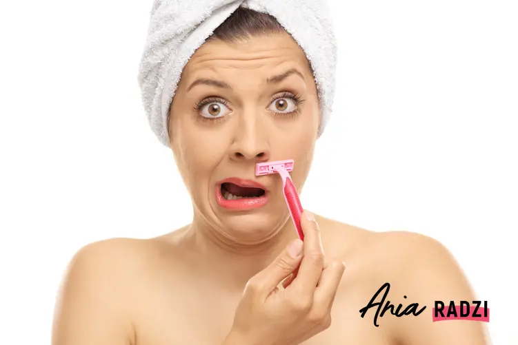 Kobieta z maszynką do golenia przy twarzy, a także porady, jak usunąć wąsik damski