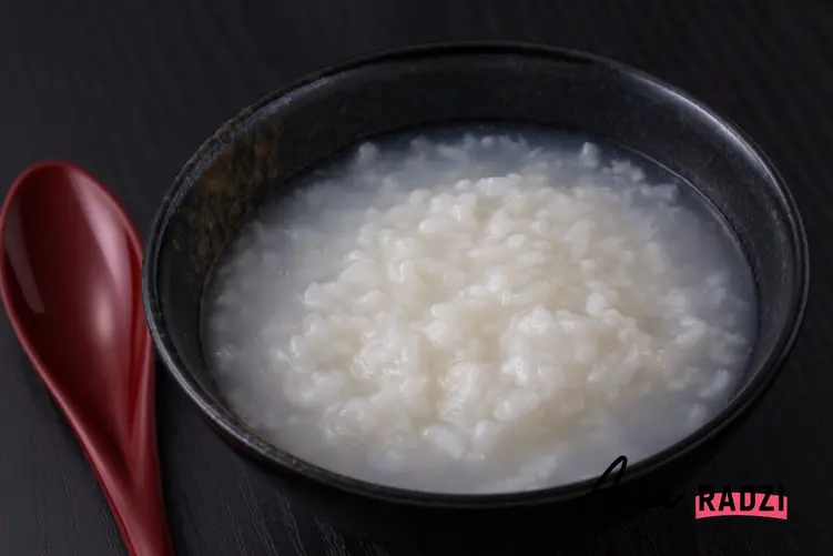Kleik ryżowy w miseczce, a także przepis na kleik ryżowy, jak zrobić kleik ryżowy