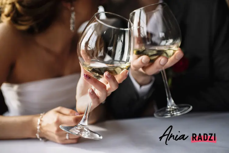 Para młoda pijąca wino, a także polecane wino na wesele i wino na ślub
