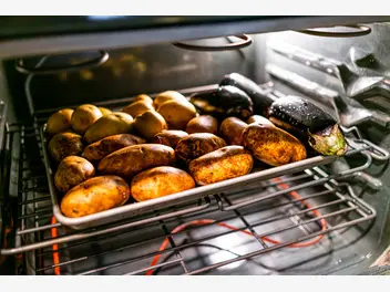 Ilustracja artykułu jak zrobić pieczone ziemniaki w piekarniku? poznaj 3 najlepsze przepisy