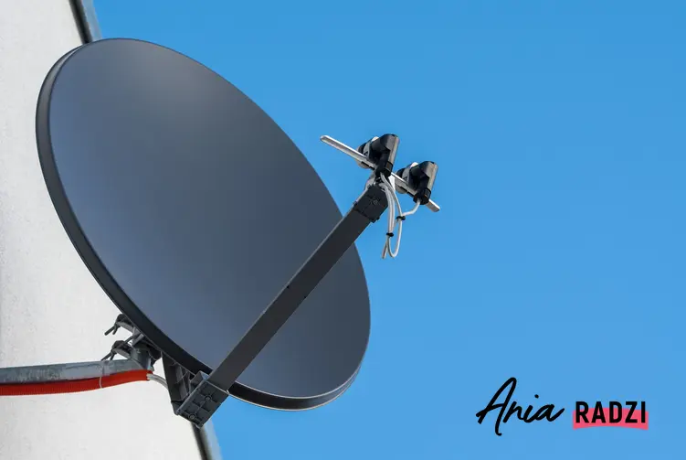 Talerz anteny satelitarnej na tle nieba oraz jak ustawić antenę satelitarną