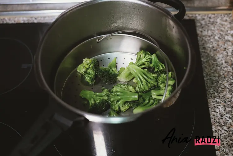 Kawałki brokuła w garnku oraz porady, jak gotować brokuły krok po kroku