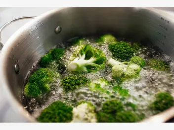 Ilustracja artykułu jak gotować brokuły? poznaj 3 sposoby na wyśmienity brokuł