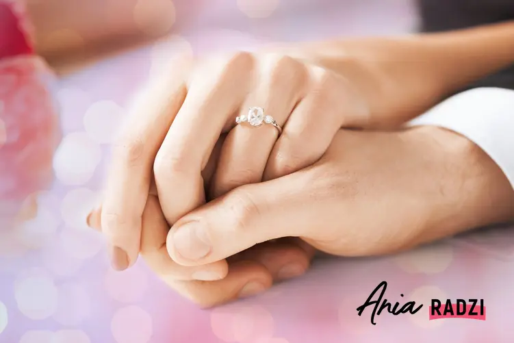 Pierścionek zaręczynowy na palcu, a także na której ręce nosi się pierścionek zaręczynowy
