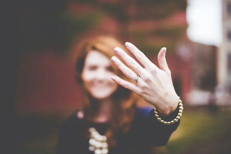 Czym się kierować wybierając pierścionek zaręczynowy?