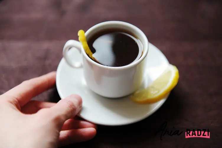 Kawa z cytryną w filiżance na stole, a także przepis na espresso romano i jego działanie